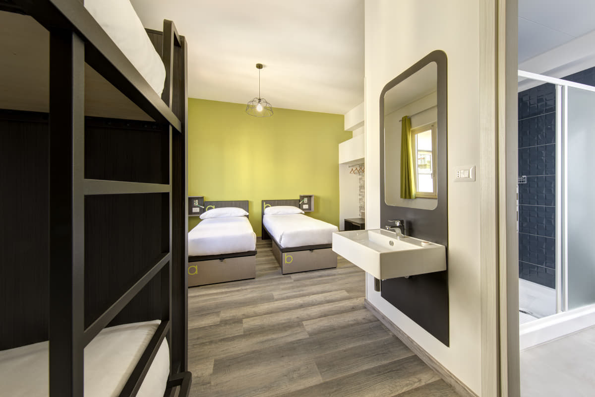 Rooms & Dorms - Quadruple Rooms Rome Hostel - The RomeHello hostel in
